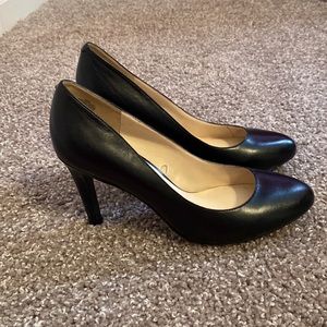 Nine West Classic black leather platform pumps with almond shape toe size 8 1/2